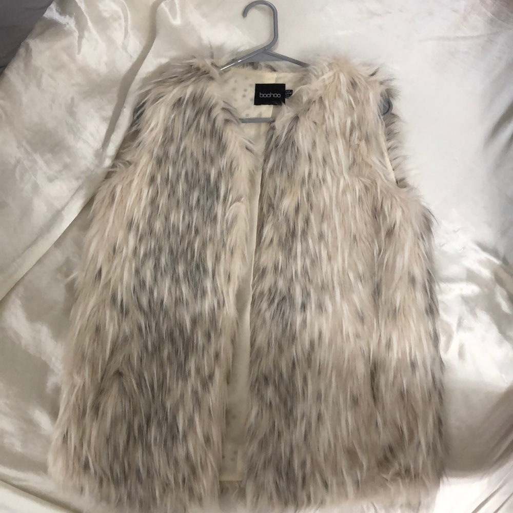 *SOLD* Faux fur Boohoo vest